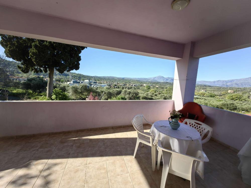 Kreta, Gonia: Zweistöckiges Haus mit Restbaurechten und Garten zu verkaufen