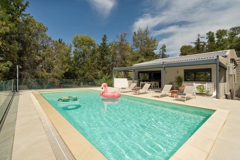 Kreta, Chania: Luxuriöse Villa mit Meerblick und Gästestudio in Agios Matthaios zu verkaufen