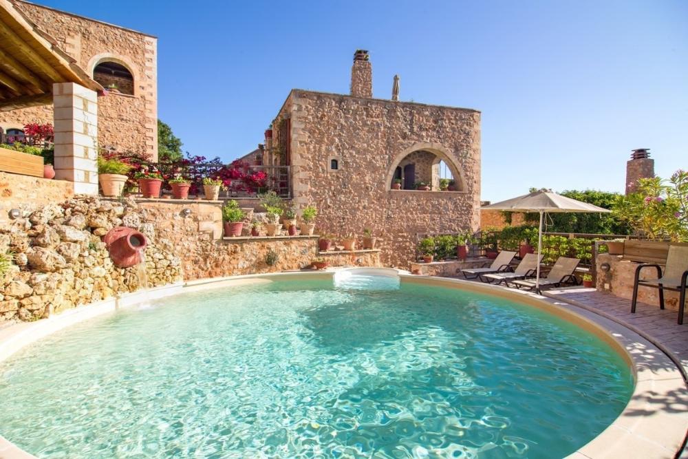 Kréta, Szamonasz: Történelmi kővilla tengerre és hegyekre néző kilátással eladó