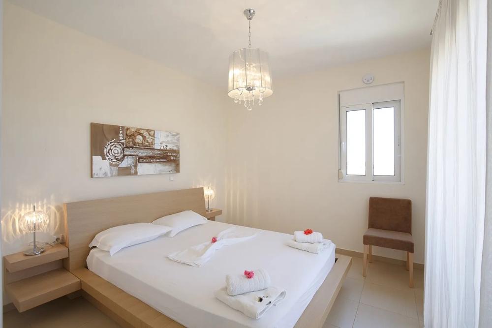Kreta, Panormos: Elegante Villa in direkter Strandnähe zu verkaufen