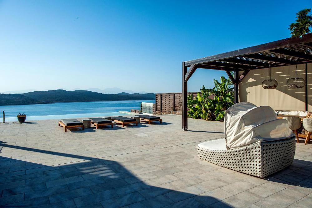 Zum Verkauf auf Kreta: Traumhafte Luxus-Villa mit sieben Zimmern direkt am Meer. atemberaubender Meer- und Insel-Blick. Plaka, Elounda