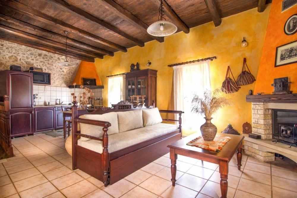 Kréta, Szamonasz: Történelmi kővilla tengerre és hegyekre néző kilátással eladó