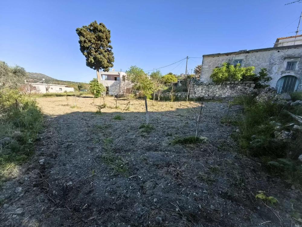 Kreta, Gonia: Zweistöckiges Haus mit Restbaurechten und Garten zu verkaufen