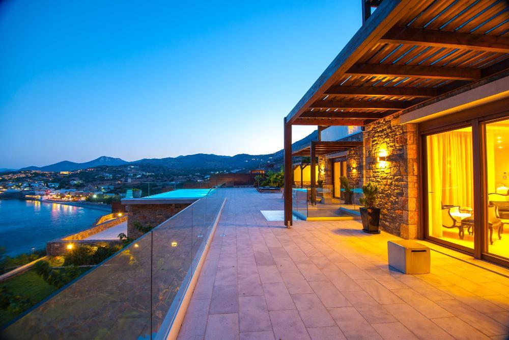 Zum Verkauf auf Kreta: Traumhafte Luxus-Villa mit sieben Zimmern direkt am Meer. atemberaubender Meer- und Insel-Blick. Plaka, Elounda