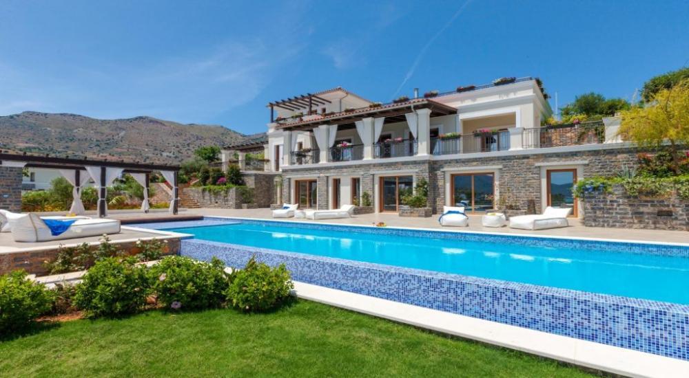 Kreta, Elounda: Luxusvilla mit Pool und Gästehaus in Elite-Wohnanlage zu verkaufen
