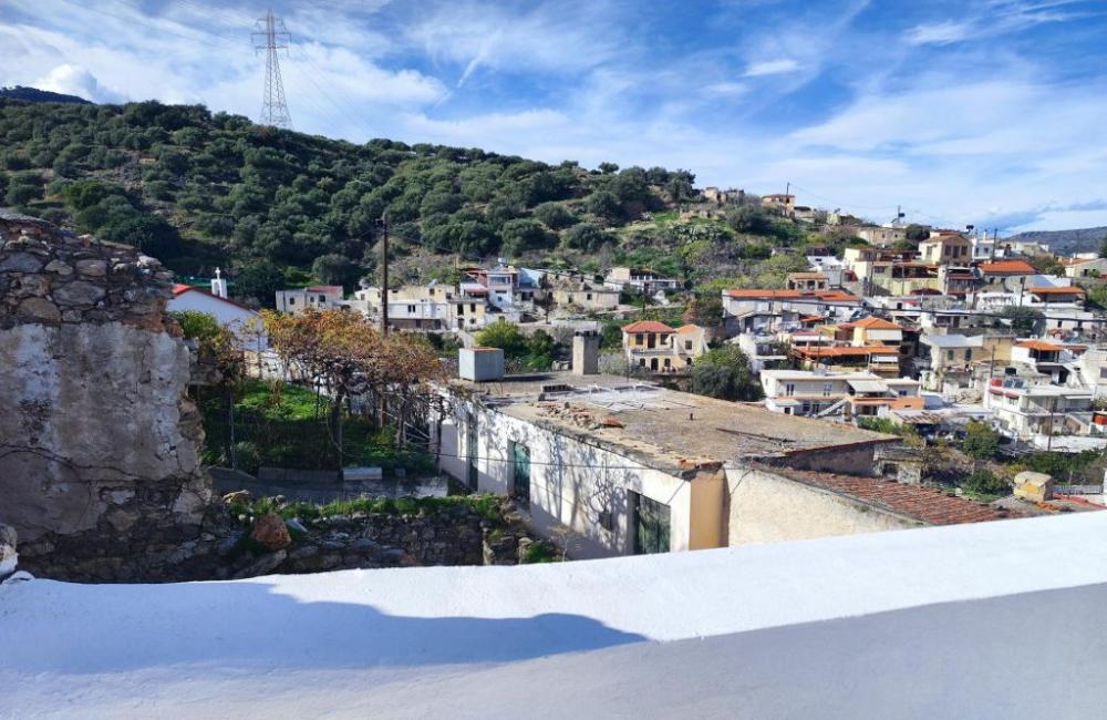 Kreta, Choumeriakos: Renoviertes Dorfhaus mit Gästeapartment und Dachterrasse zu verkaufen