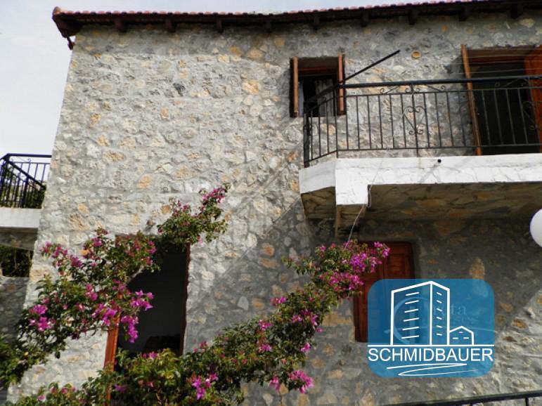 Südkreta, Agia Paraskevi: Zweistöckiges traditionelles Steinhaus zu verkaufen