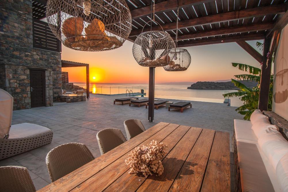 Zum Verkauf auf Kreta: Traumhafte Luxus-Villa mit sieben Zimmern direkt am Meer. atemberaubender Meer- und Insel-Blick. Plaka, Elounda