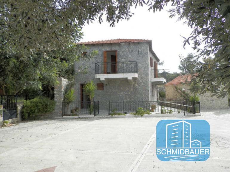 Südkreta, Agia Paraskevi: Zweistöckiges traditionelles Steinhaus zu verkaufen