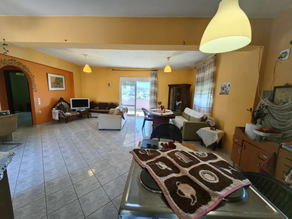 Kreta, Gonia: Zweistöckiges Haus mit Restbaurechten und Garten zu verkaufen