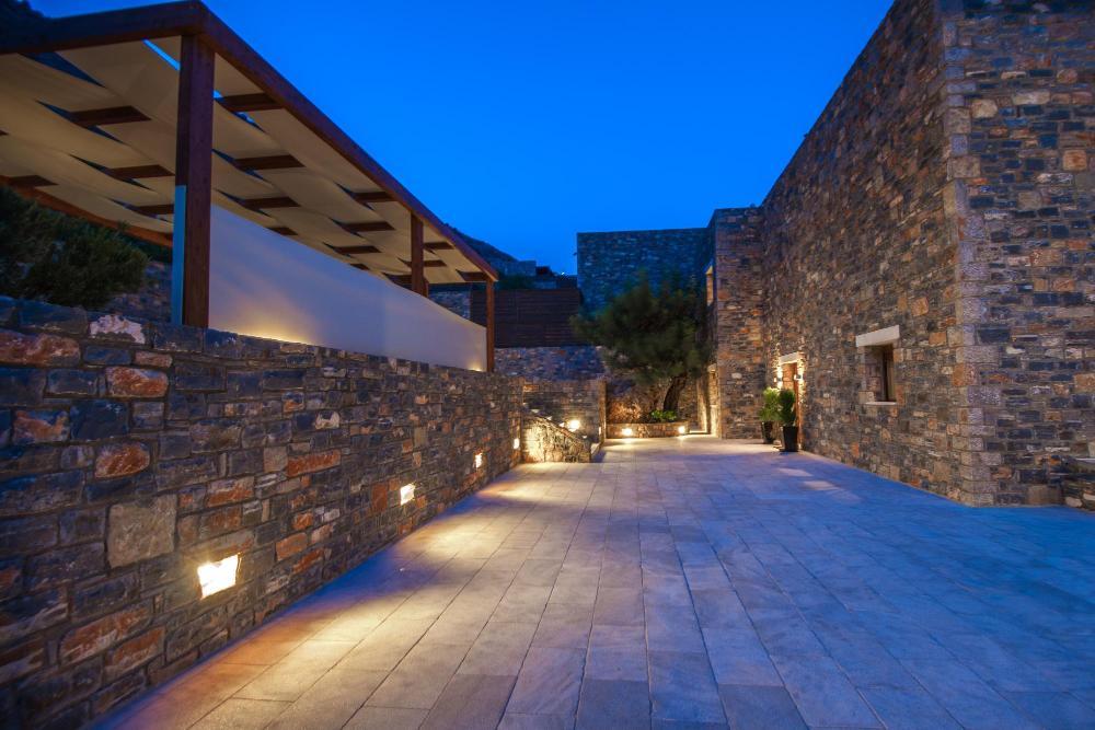 Zum Verkauf auf Kreta: Traumhafte Luxus-Villa mit sieben Zimmern direkt am Meer. atemberaubender Meer- und Insel-Blick. Plaka, Elounda