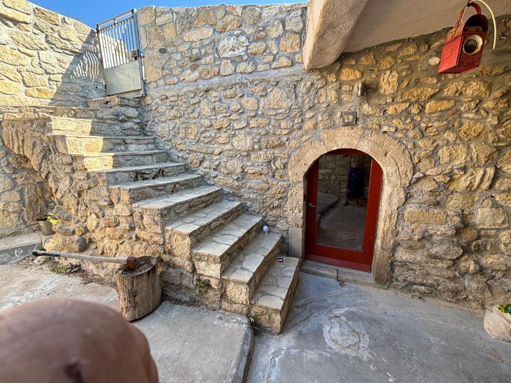 East Crete, Pappagiannades: บ้านหินแบบดั้งเดิมพร้อมสวนขนาดใหญ่เต็มไปด้วยต้นมะกอกสำหรับขาย