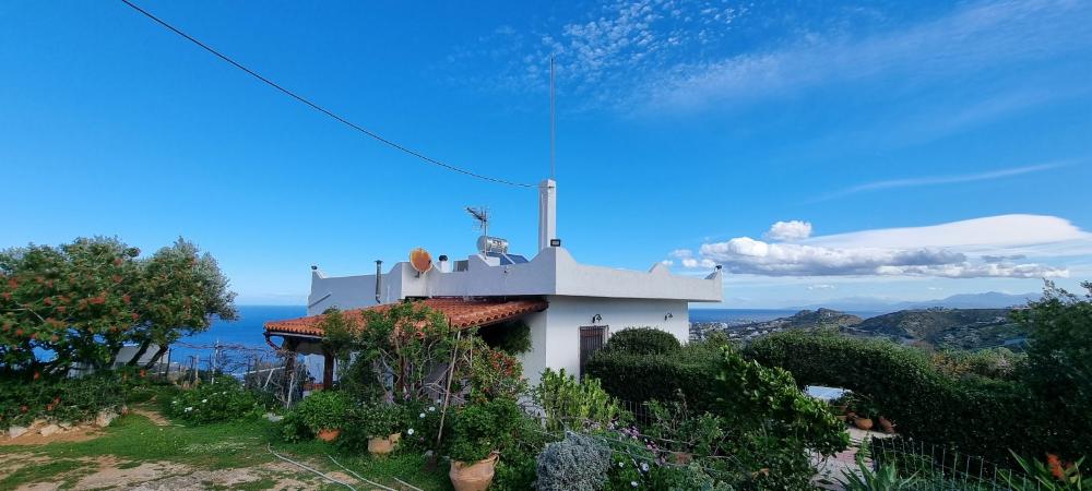 Kreta, Achlada: Einfamilienhaus auf großem Grundstück zu verkaufen