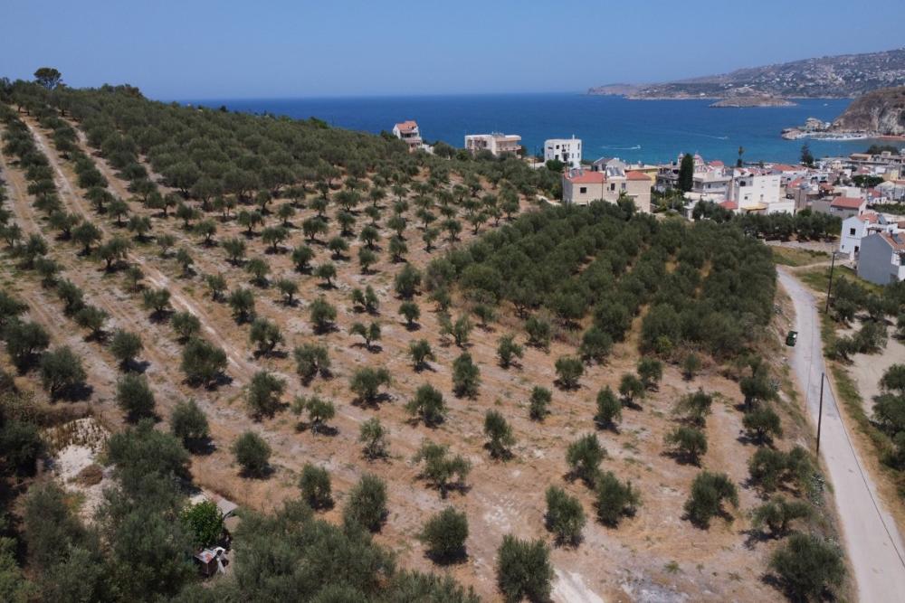 Kréta, Kalyves: Tágas telek tengerre néző kilátással eladó