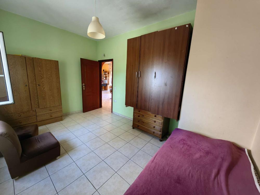 Kreta, Gonia: Zweistöckiges Haus mit Restbaurechten und Garten zu verkaufen