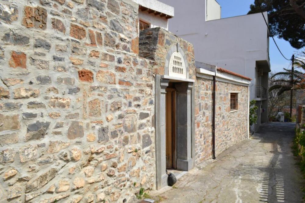 Kreta, Neapoli: Großes Haus im Klosterstil - mit großem Balkon und Innenhof zu verkaufen