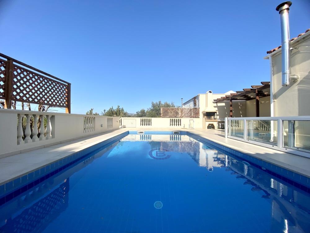 Wunderschöne Villa mit vier Schlafzimmern und privatem Pool in Litsarda zu verkaufen