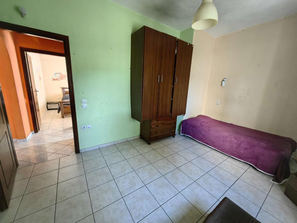 Kreta, Gonia: Zweistöckiges Haus mit Restbaurechten und Garten zu verkaufen
