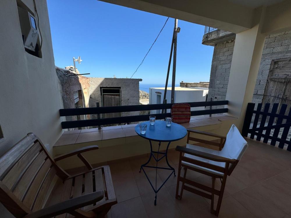 Südostkreta, Schinokapsala: Haus mitten im Dorf mit Meerblick zu verkaufen