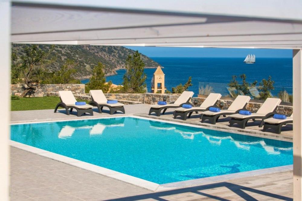 Moderne Villa mit 6 Zimmern und großzügigem Pool - Strand zu Fuß erreichbar