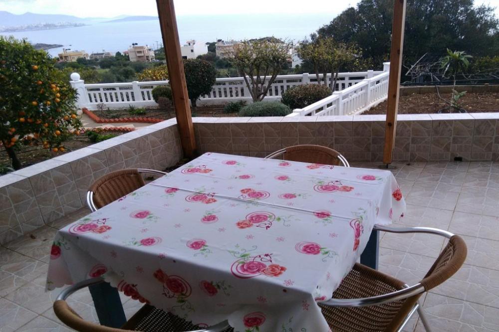 Kreta, Ammoudara: Anwesen mit 3 Wohnungen in Meeresnähe zu verkaufen