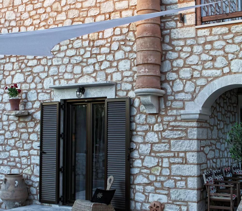 Kreta, Roumeli: Luxuriöse Steinvilla zum Verkauf