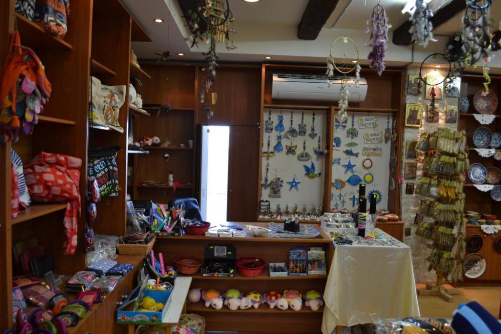 Kreta, Elounda: Erdgeschoss-Wohnung/-Geschäft im Zentrum zu verkaufen