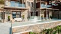 Zum Verkauf auf Kreta: Traumhafte Luxus-Villa mit sieben Zimmern direkt am Meer. atemberaubender Meer- und Insel-Blick. Plaka, Elounda