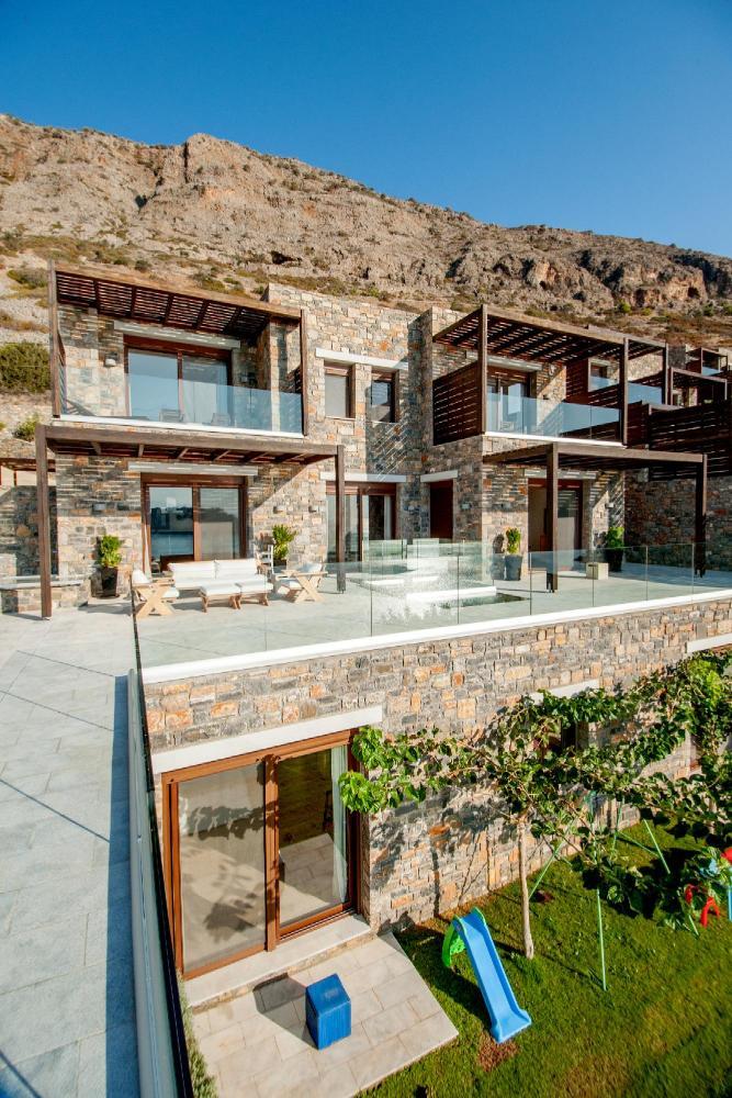 Zum Verkauf auf Kreta: Traumhafte Luxus-Villa mit sieben Zimmern direkt am Meer. atemberaubender Meer- und Insel-Blick. Plaka, Elounda