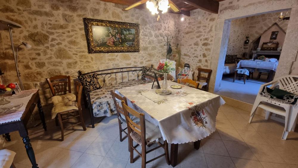 Kreta, Agios Myronas: Einfamilienhaus aus Stein zu verkaufen
