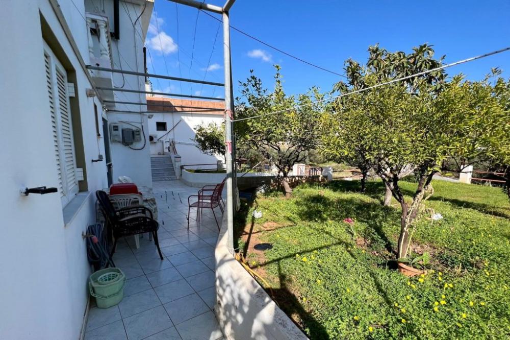Kreta, Agios Nikolaos: Erdgeschoss-Wohnung mit Garten und Meerblick zu verkaufen