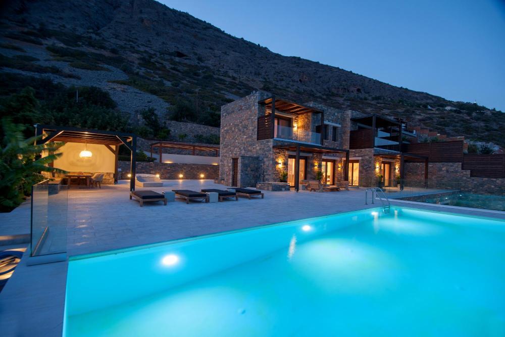 Zum Verkauf auf Kreta: Traumhafte Luxus-Villa mit sieben Zimmern direkt am Meer. atemberaubender Meer- und Insel-Blick. Plaka, Elounda