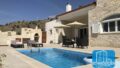 Kreta, Agia Galini: Erstaunliche Steinvilla mit 2 Gästeapartments und Meerblick zu verkaufen