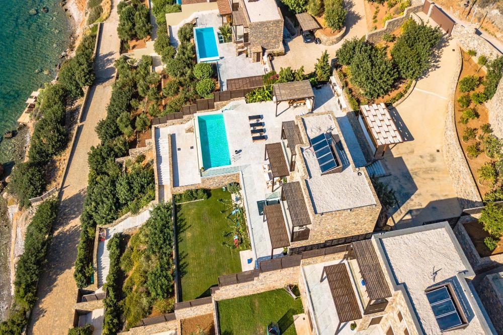 Zum Verkauf auf Kreta: Traumhafte Luxus-Villa mit sieben Zimmern direkt am Meer. atemberaubender Meer- und Insel-Blick. Plaka, Elounda