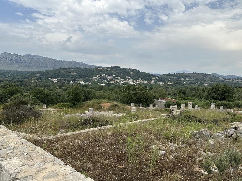 Kreta, Armeni Rethymno: 4 Rohbau-Steinvillen auf großem Grundstück zu verkaufen