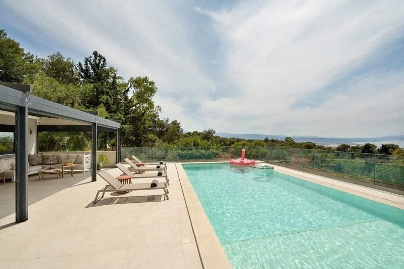 Kréta, Haniá: Luxus tengerre néző villa vendégstúdióval eladó Agios Matthaiosban