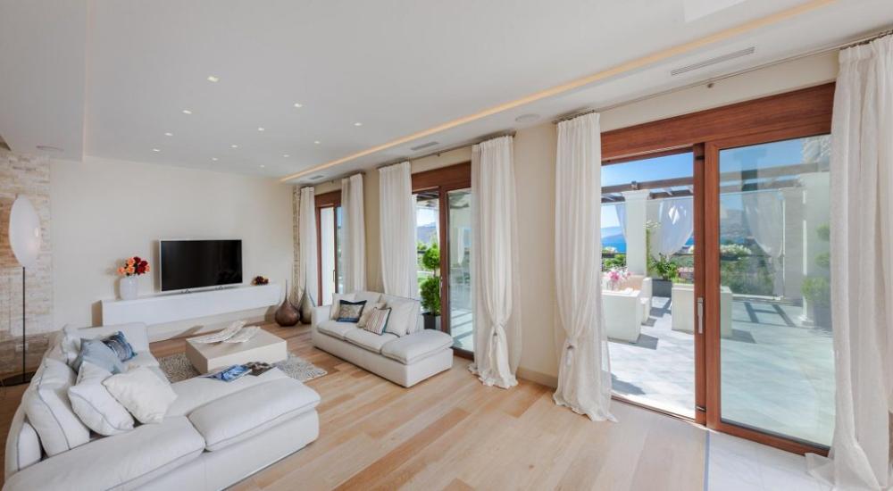 Luxuriöse Villa mit fünf Schlafzimmern direkt am Meer, Pool, Privatstrand und 5-Sterne-Hotelservice