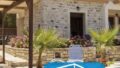 Traditionelle Villa aus Stein mit Swimmingpool auf Kreta
