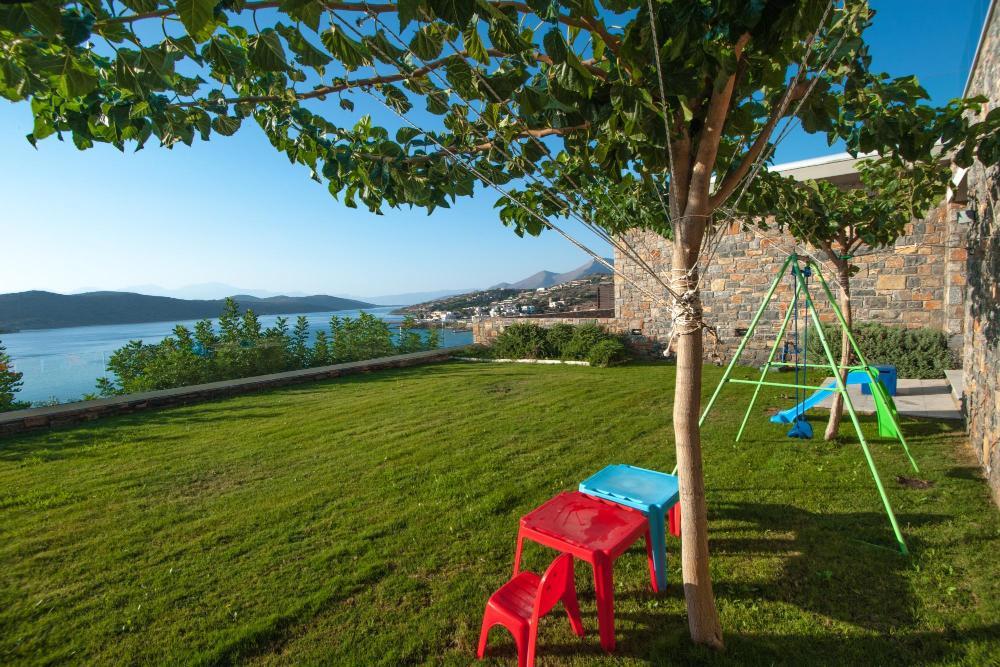 Zum Verkauf auf Kreta: Traumhafte Luxus-Villa mit sieben Zimmern direkt am Meer. atemberaubender Meer- und Insel-Blick. Plaka, Elounda