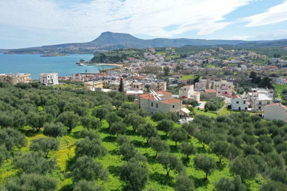 Kréta, Kalyves: Tágas telek tengerre néző kilátással eladó