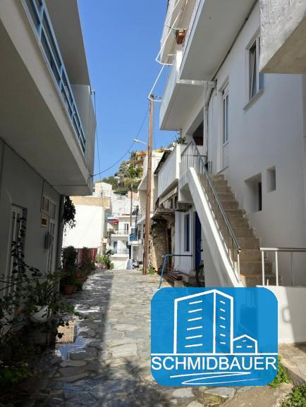 Kreta, Agia Galini: Haus zum Verkauf im Zentrum eines Küstendorfes mit separatem Gästezimmer