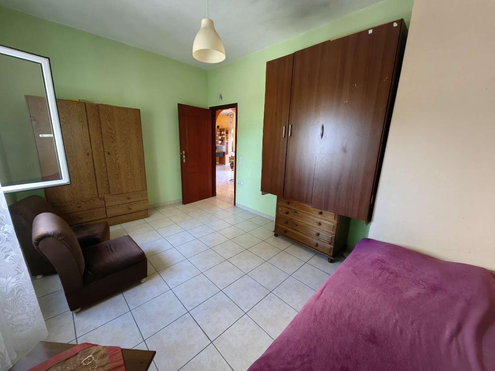 Kreta, Gonia: Zweistöckiges Haus mit Restbaurechten und Garten zu verkaufen