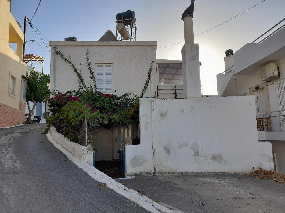 Kreta, Ag. Fotia: Traditionelles Steinhaus auf zwei Etagen mit Innenhof und Parkplatz zu verkaufen