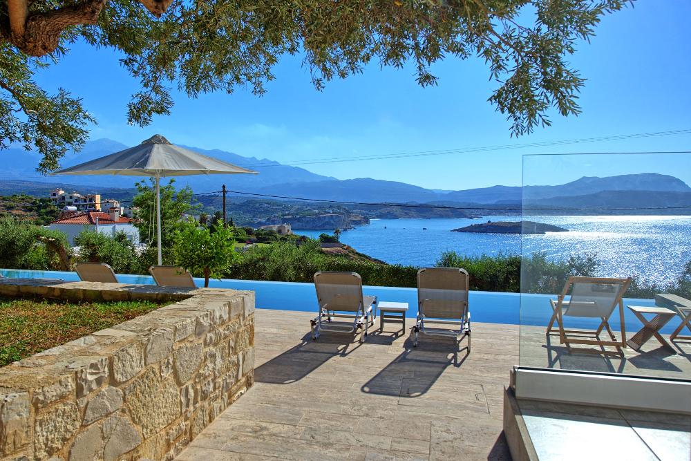 Kreta, Plaka: 2 Luxusvillen mit Tennisplatz, Olivenhain und atemberaubendem Meerblick zu verkaufen
